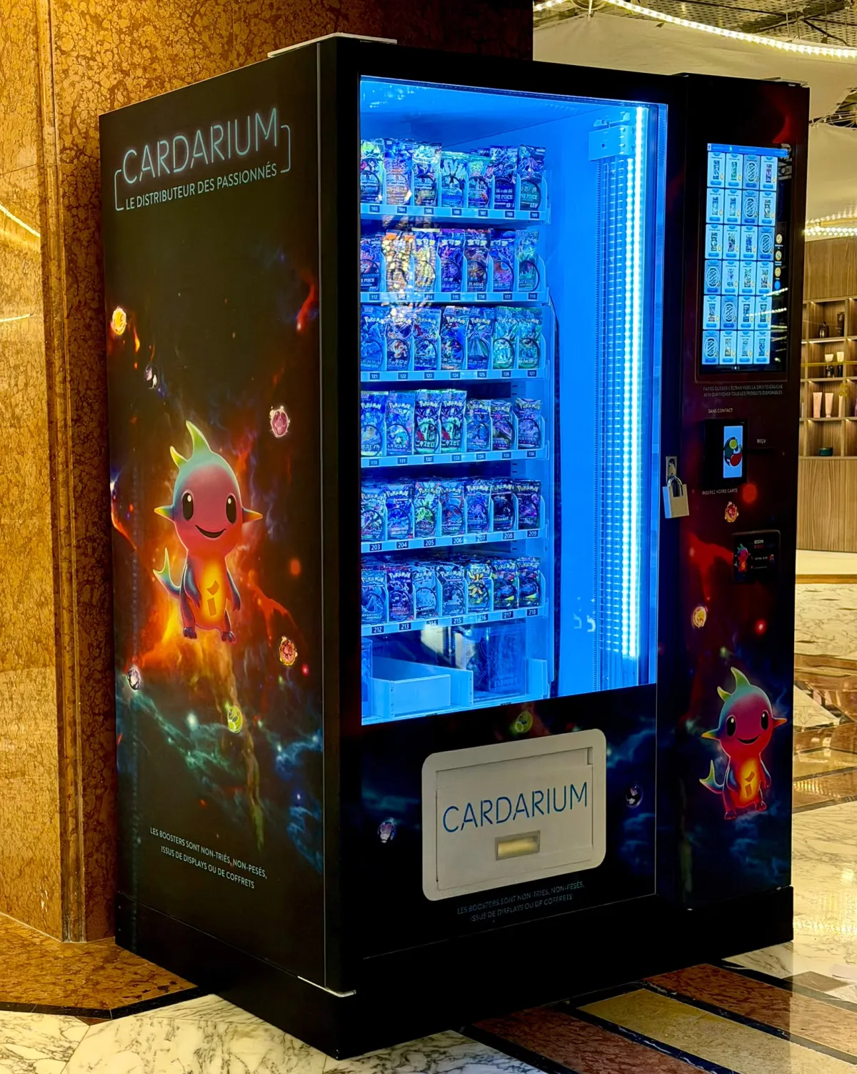Le distributeur Cardarium vu de trois-quarts, flanc orné de Dragonéo